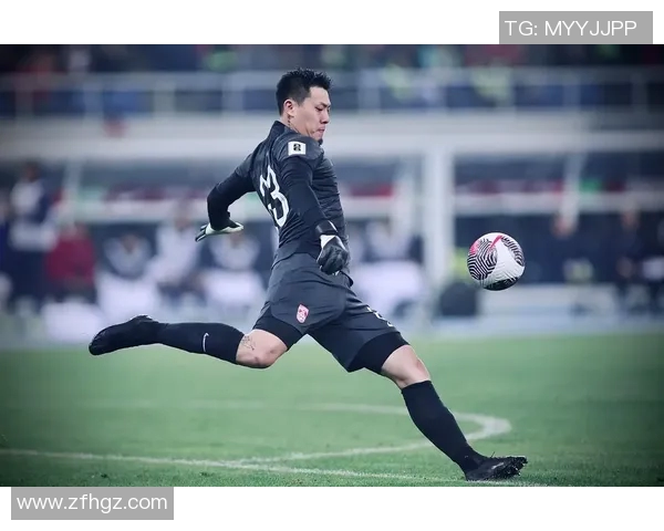 王大雷与足球明星同框合影展现运动激情与友谊的瞬间